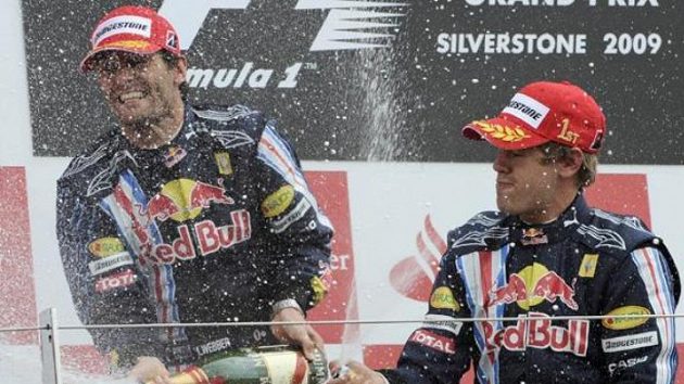 Radost jezdců stáje Red Bull po vítězství Sebastiana Vettela (vpravo) a druhém místě Marka Webbera v GP Velké Británie na okruhu v Silverstone Radost jezdců stáje Red Bull po vítězství Sebastiana Vettela (vpravo) a druhém místě Marka Webbera v GP Velké Británie na okruhu v Silverstone