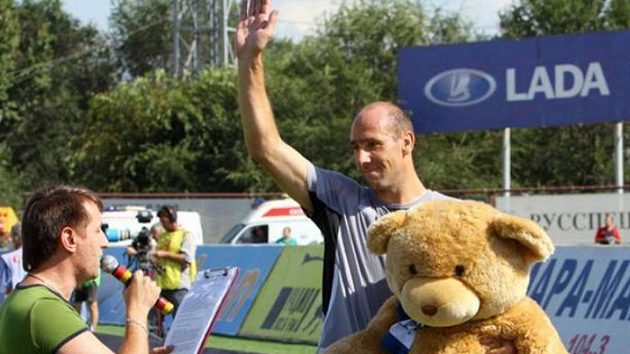 Jan Koller s plyšovým medvědem, kterého mu vedení Samary věnovalo pro čerstvý přírůstek do rodiny - dceru Kateřinu. Jan Koller s plyšovým medvědem, kterého mu vedení Samary věnovalo pro čerstvý přírůstek do rodiny - dceru Kateřinu.