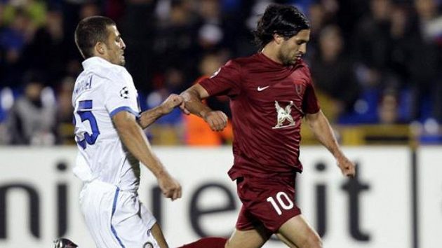 Fotbalista Rubinu Kazaň Alejandro Dominguez střílí gól přes obránce Interu Milána Waltera Samuela. Fotbalista Rubinu Kazaň Alejandro Dominguez střílí gól přes obránce Interu Milána Waltera Samuela.