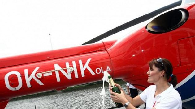 Akrobatická lyžařka Nikola Sudová křtí vrtulník záchranné služby. Akrobatická lyžařka Nikola Sudová křtí vrtulník záchranné služby.