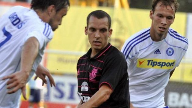 Fotbalista Michal Ordoš (vlevo) a Jakub Petr (vpravo) ze Sigmy a Leon Osman z Evertonu u utkání play-off Evropské ligy Fotbalista Michal Ordoš (vlevo) a Jakub Petr (vpravo) ze Sigmy a Leon Osman z Evertonu u utkání play-off Evropské ligy