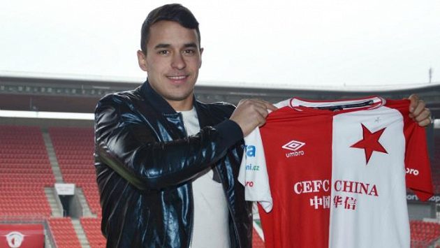 Nová posila Slavie Marko Alvir pózuje s dresem. Nová posila Slavie Marko Alvir pózuje s dresem.