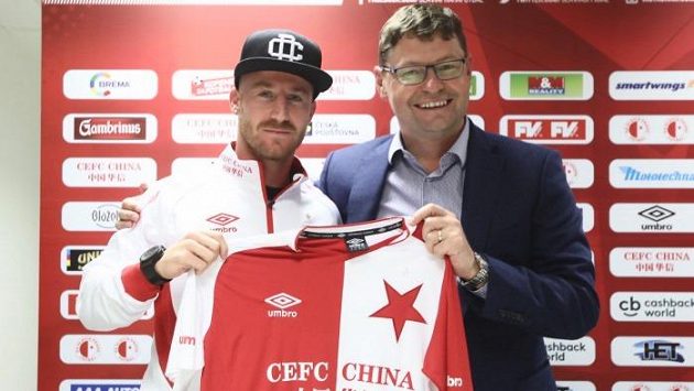 Miroslav Stoch po příchodu do Slavie s generálním ředitelem klubu Martinem Krobem. Miroslav Stoch po příchodu do Slavie s generálním ředitelem klubu Martinem Krobem.