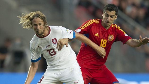 Záložník české reprezentace Jaroslav Plašil (vlevo) a arménský záložník Henrich Mchitarjan v souboji. Záložník české reprezentace Jaroslav Plašil (vlevo) a arménský záložník Henrich Mchitarjan v souboji.