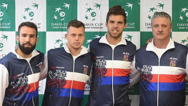Na snímku zprava jsou tenisté Roman Jebavý, Lukáš Rosol, nehrající kapitán Jaroslav Navrátil, Jiří Veselý, Adam Pavlásek a Václav Šafránek. Na snímku zprava jsou tenisté Roman Jebavý, Lukáš Rosol, nehrající kapitán Jaroslav Navrátil, Jiří Veselý, Adam Pavlásek a Václav Šafránek.