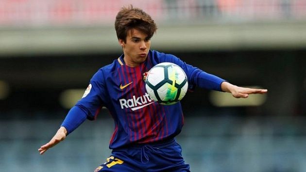 Talentovaný fotbalista Riqui Puig je dalším z barcelonských klenotů. Pokud by ho chtěla získat konkurence, musela by zaplatit miliardy. Talentovaný fotbalista Riqui Puig je dalším z barcelonských klenotů. Pokud by ho chtěla získat konkurence, musela by zaplatit miliardy.