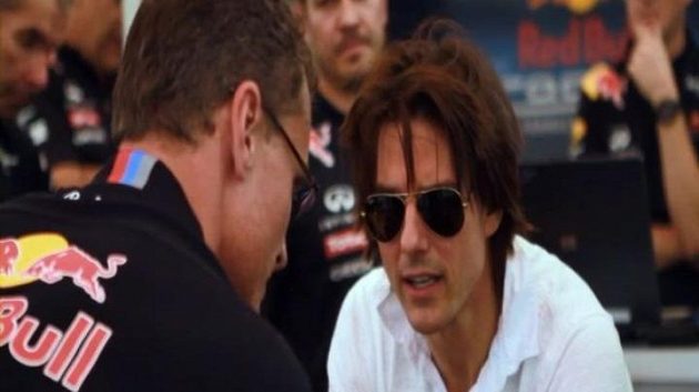 Tom Cruise pečlivě naslouchá radám Davida Coultharda před usednutím do kokpitu formule 1. Tom Cruise pečlivě naslouchá radám Davida Coultharda před usednutím do kokpitu formule 1.