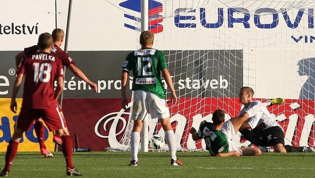 Jiří Jarošík střílí gól pražské Sparty v duelu s Jabloncem Jiří Jarošík střílí gól pražské Sparty v duelu s Jabloncem