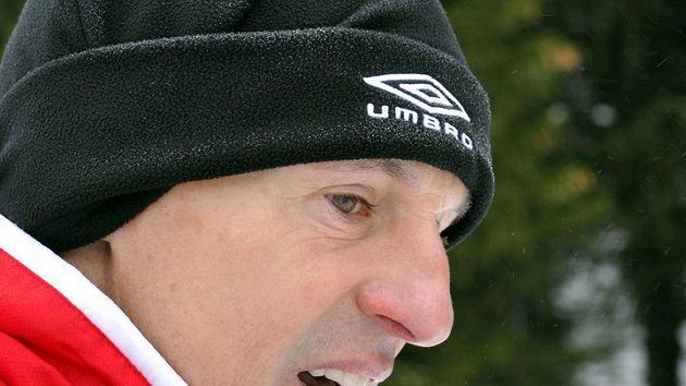Trenér František Straka na kondičním soustředění fotbalistů Slavie v Peci pod Sněžkou. Trenér František Straka na kondičním soustředění fotbalistů Slavie v Peci pod Sněžkou.