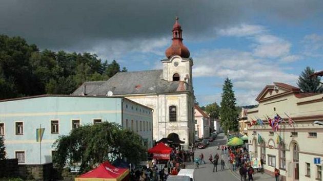 Slunce nad Teplicemi nad Metují bylo v průběhu horolezeckého festivalu vítaným hostem. Častěji ale chodil déšť. Slunce nad Teplicemi nad Metují bylo v průběhu horolezeckého festivalu vítaným hostem. Častěji ale chodil déšť.
