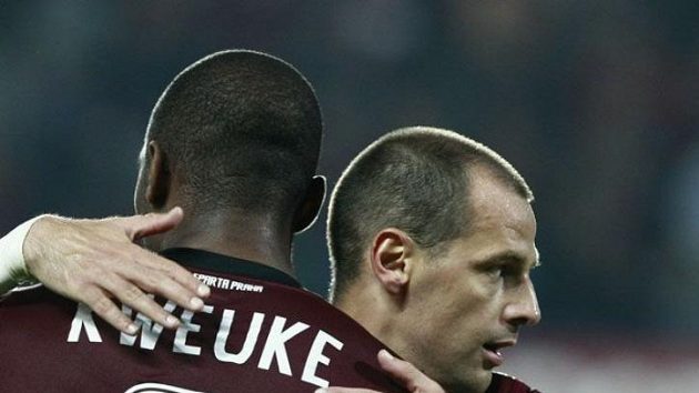 Marek Matějovský (vpravo) se spoluhráčem Léonardem Kweukem. Marek Matějovský (vpravo) se spoluhráčem Léonardem Kweukem.