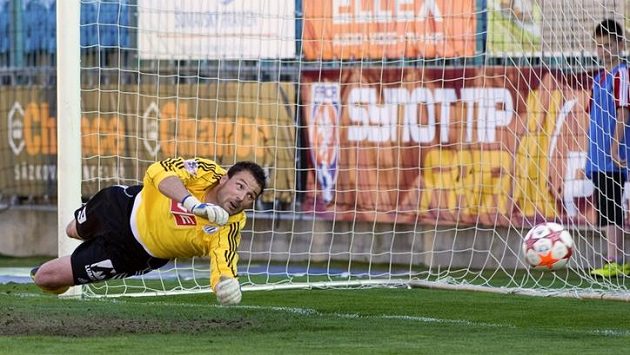 Budějovický brankář Michal Daněk si sice po penaltě Jiřího Štanera na míč sáhl, ale gólu nezabránil. Budějovický brankář Michal Daněk si sice po penaltě Jiřího Štanera na míč sáhl, ale gólu nezabránil.