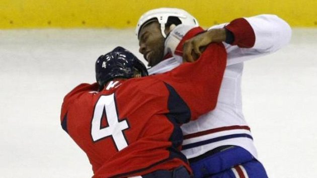 Obránce Washington Capitals John Erskine (4) zastavuje Georgese Laraqua z Montrealu Canadiens. Obránce Washington Capitals John Erskine (4) zastavuje Georgese Laraqua z Montrealu Canadiens.
