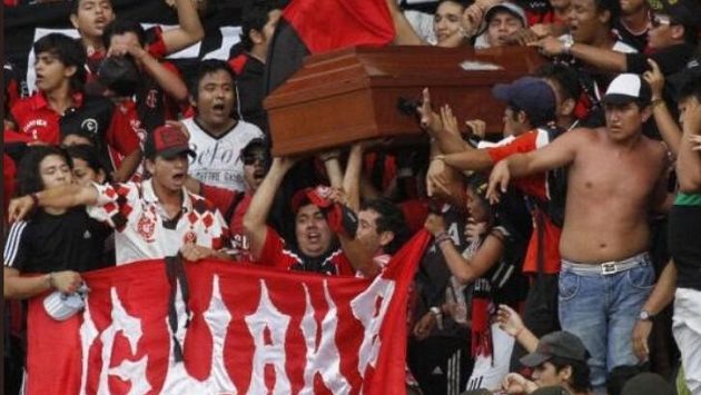 Fanoušci klubu Deportivo Cúcuta s sebou na zápas vzali rakev s mrtvým kolegou. Fanoušci klubu Deportivo Cúcuta s sebou na zápas vzali rakev s mrtvým kolegou.