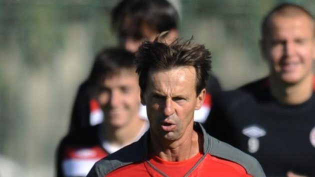 František Straka, nový trenér fotbalistů Slavie. František Straka, nový trenér fotbalistů Slavie.