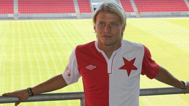 Tomáš Mičola pózuje s dresem Slavie. Tomáš Mičola pózuje s dresem Slavie.