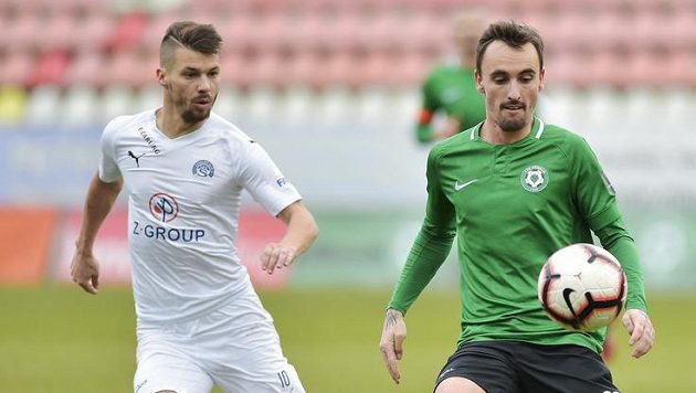 Fotbalista Slovácka Jan Navrátil (vlevo)a Martin Zeman z Příbrami (vpravo) v sobuji o míč Fotbalista Slovácka Jan Navrátil (vlevo)a Martin Zeman z Příbrami (vpravo) v sobuji o míč