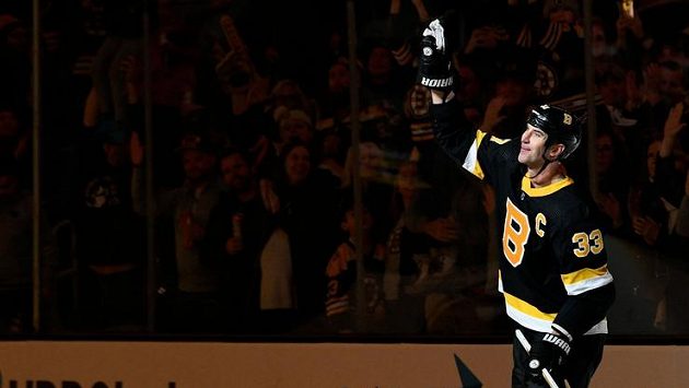 Celá hala stojí a tleská. Zdeno Chára odehrál v NHL za Boston 1000 zápasů. Celá hala stojí a tleská. Zdeno Chára odehrál v NHL za Boston 1000 zápasů.