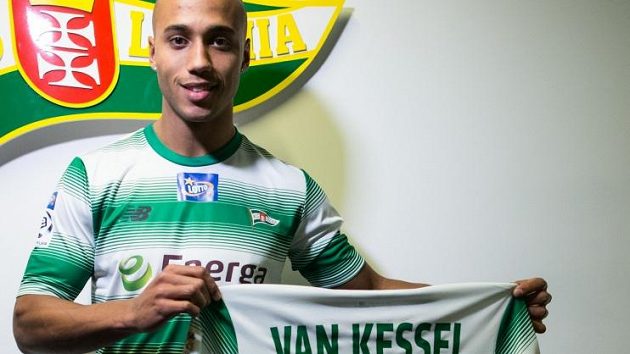 Van Kessel pózuje se zelenobílým dresem Lechie Gdaňsk. Van Kessel pózuje se zelenobílým dresem Lechie Gdaňsk.
