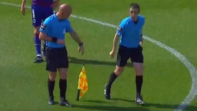 Asistent rozhodčího zahodil praporek na zem a spěchal do útrob stadionu na toaletu. Asistent rozhodčího zahodil praporek na zem a spěchal do útrob stadionu na toaletu.