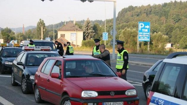 Policisté kontrolují doklady polských fanoušků Lechu Poznaň Policisté kontrolují doklady polských fanoušků Lechu Poznaň