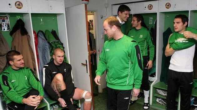 Trenér Pavel Hoftych (uprostřed) v kabině před začátkem přípravy Bohemians 1905. Trenér Pavel Hoftych (uprostřed) v kabině před začátkem přípravy Bohemians 1905.