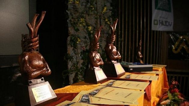 Ceny pro vítěze Mezinárodního horolezeckého filmového festivalu v Teplicích nad Metují. Ceny pro vítěze Mezinárodního horolezeckého filmového festivalu v Teplicích nad Metují.