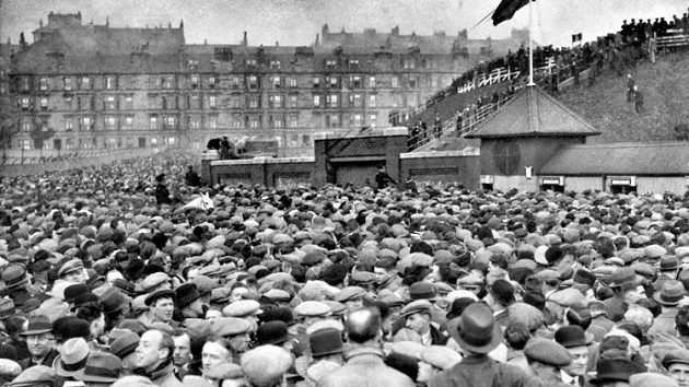 Fanoušci před branami Hampden Parku v Glasgowě v roce 1937 pžed zápasem Skotska s Anglií. Fanoušci před branami Hampden Parku v Glasgowě v roce 1937 pžed zápasem Skotska s Anglií.