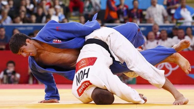 Gruzínský judista Laša Šavdatuašvili (v modrém) poráží ve finále kategorie do 66 kg Maďara Miklóse Ungváriho na juko Gruzínský judista Laša Šavdatuašvili (v modrém) poráží ve finále kategorie do 66 kg Maďara Miklóse Ungváriho na juko