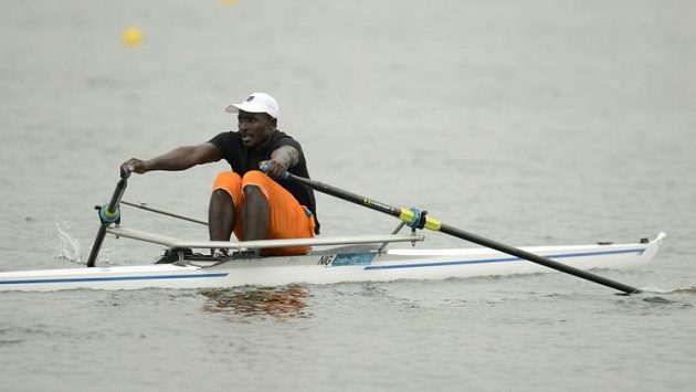 Hamadou Djibo Issaka na skifu při tréninku na olympijskou soutěž Hamadou Djibo Issaka na skifu při tréninku na olympijskou soutěž