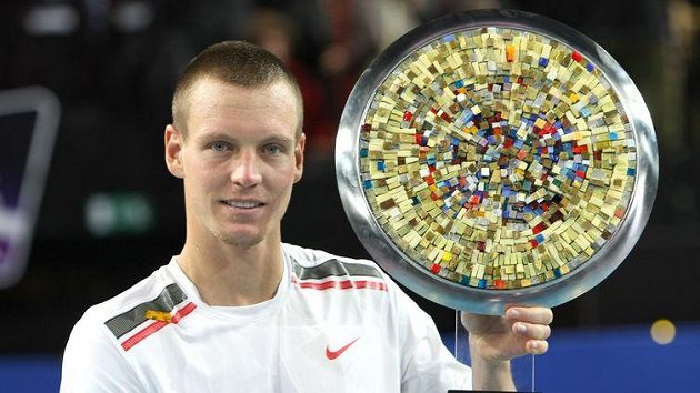 Tomáš Berdych s trofejí pro vítěze turnaje v Montpellieru. Tomáš Berdych s trofejí pro vítěze turnaje v Montpellieru.