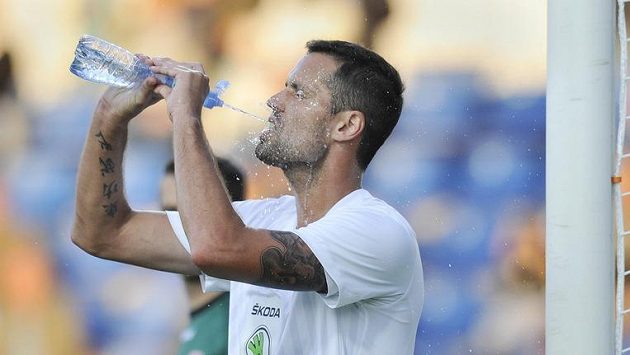 Boleslavský Lukáš Magera se osvěžuje v utkání 2. předkola Evropské ligy s islandským celkem Thór Akureyri. Boleslavský Lukáš Magera se osvěžuje v utkání 2. předkola Evropské ligy s islandským celkem Thór Akureyri.