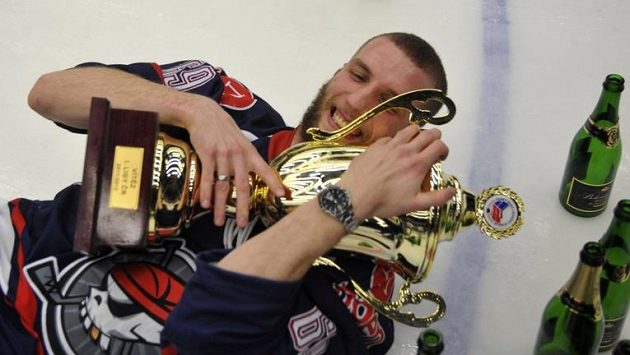 Nikola Gajovský s pohárem pro vítěze 1. ligy Nikola Gajovský s pohárem pro vítěze 1. ligy