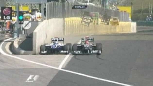 Rubens Barrichello byl při předjíždění Michaela Schumachera natlačen až k boxové zdi. Rubens Barrichello byl při předjíždění Michaela Schumachera natlačen až k boxové zdi.