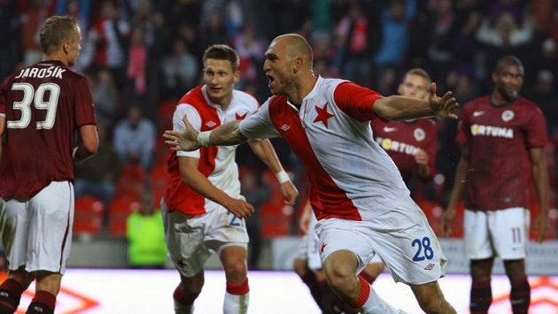 Slávista Martin Latka oslavuje svůj gól v derby. Bude v "sešívaném" dresu hrát i na jaře? Slávista Martin Latka oslavuje svůj gól v derby. Bude v "sešívaném" dresu hrát i na jaře?