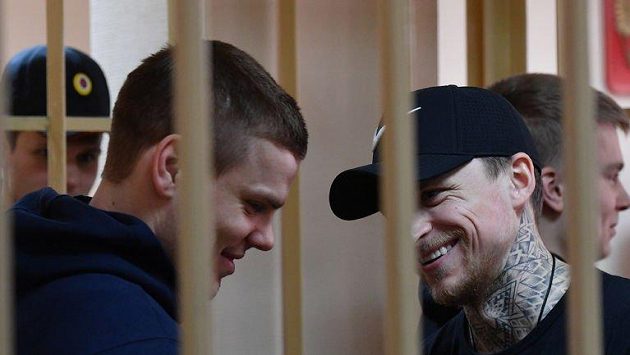 Fotbalisté Alexandr Kokorin a Pavel Mamajev čekají na ortel soudu. Fotbalisté Alexandr Kokorin a Pavel Mamajev čekají na ortel soudu.