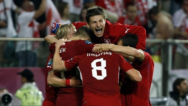 Václav Pilař se se spoluhráči raduje z postupu do čtvrtfinále. Václav Pilař se se spoluhráči raduje z postupu do čtvrtfinále.