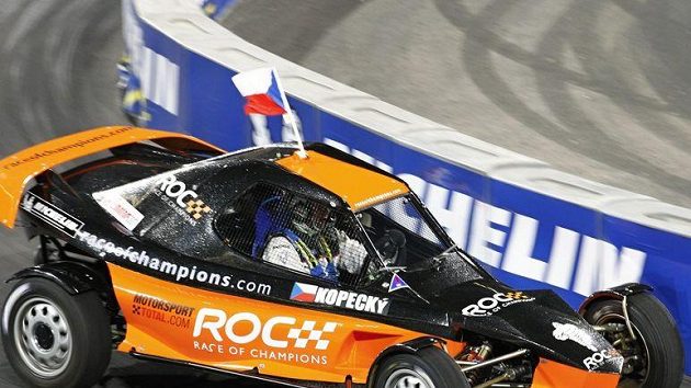 Rallyeový jezdec Jan Kopecký se jako první Čech v historii představil mezi hvězdami různých odvětví motorsportu v Düsseldorfu. Rallyeový jezdec Jan Kopecký se jako první Čech v historii představil mezi hvězdami různých odvětví motorsportu v Düsseldorfu.