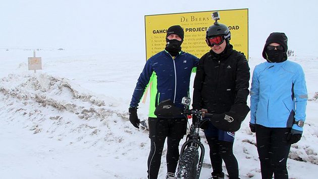 Odvážlivci, kteří zaběhli maratón na zmrzlém jezeru při minus dvaceti stupních. Odvážlivci, kteří zaběhli maratón na zmrzlém jezeru při minus dvaceti stupních.