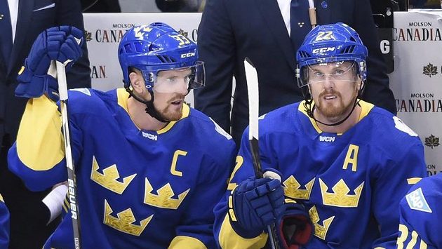 Henrik Sedin (vlevo) v debatě s Danielem Sedinem na švédské střídačce. Henrik Sedin (vlevo) v debatě s Danielem Sedinem na švédské střídačce.