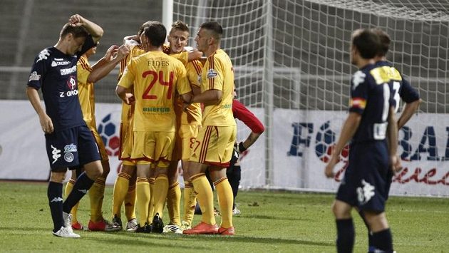 Fotbalisté Dukly Praha se radují, dali druhý gól a jejich klub v tu chvíli vedl po čtyřiceti letech zase ligu. Fotbalisté Dukly Praha se radují, dali druhý gól a jejich klub v tu chvíli vedl po čtyřiceti letech zase ligu.