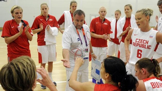 Trenér Lubor Blažek s reprezentačním týmem basketbalistek Trenér Lubor Blažek s reprezentačním týmem basketbalistek