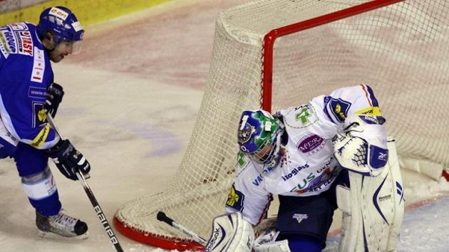 Kladenský brankář Miroslav Kopřiva zasahuje proti pokusu brněnského útočníka Jakuba Šindela. Kladenský brankář Miroslav Kopřiva zasahuje proti pokusu brněnského útočníka Jakuba Šindela.