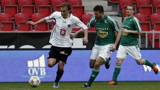 Pavel Dvořák z Hradce Králové (vlevo) a Martin Csech z Bohemians Pavel Dvořák z Hradce Králové (vlevo) a Martin Csech z Bohemians