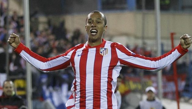 Miranda z Atletika Madrid se raduje z gólu v semifinále Evropské ligy. Miranda z Atletika Madrid se raduje z gólu v semifinále Evropské ligy.