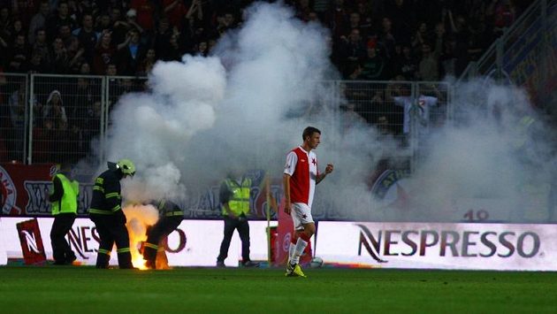Pyrotechnika na stadiónu v Edenu Pyrotechnika na stadiónu v Edenu