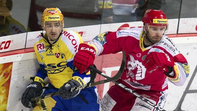 Radim Tesařík ze Zlína (vlevo) a Radek Bonk z Třince Radim Tesařík ze Zlína (vlevo) a Radek Bonk z Třince