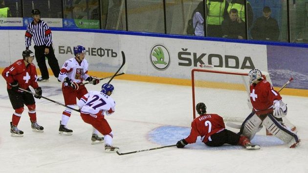 Tomáš Hyka (27) posílá do odkryté švýcarské branky puk, kterému v cestě nezabrání ani švýcarský obránce Cedric Hachler. Tomáš Hyka (27) posílá do odkryté švýcarské branky puk, kterému v cestě nezabrání ani švýcarský obránce Cedric Hachler.