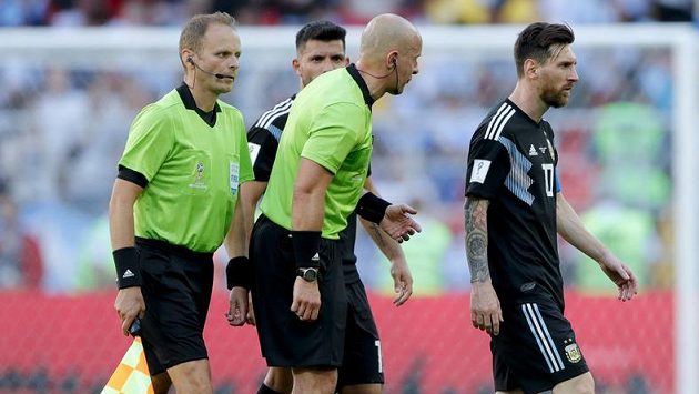 Argentinský fotbalista Lionel Messi kráčí zklamaně ze hřiště. Hvězda nedala penaltu a Argentina jen remizovala s Islandem. Odchod sledují rozhodčí duelu. Argentinský fotbalista Lionel Messi kráčí zklamaně ze hřiště. Hvězda nedala penaltu a Argentina jen remizovala s Islandem. Odchod sledují rozhodčí duelu.
