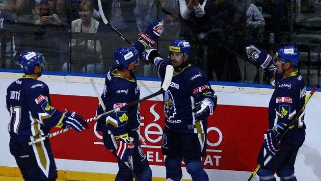 Kladenský útočník Tomáš Plekanec (druhý zprava) se raduje ze vstřelení gólu do sítě Pardubic. Kladenský útočník Tomáš Plekanec (druhý zprava) se raduje ze vstřelení gólu do sítě Pardubic.